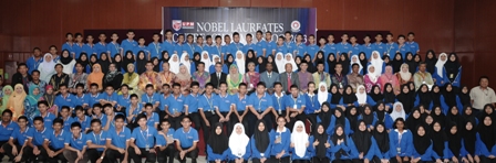 DVC (Industrial and Community Relations), Prof. Dr. Ir. Renuganth Varatharajoo with form four students from 42 MARA Junior Sains Colleges