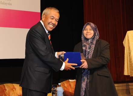 Prof. Dr Noh Azah Yusof