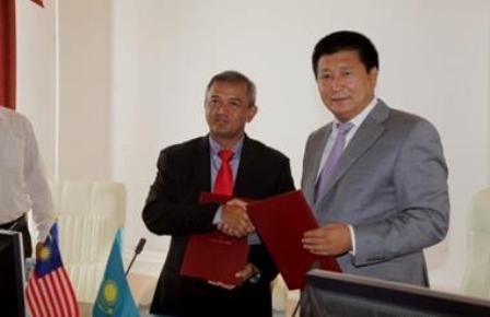 UPM’s Vice Chancellor, Prof. Dato’ Mohd Fauzi Hj Ramlan and SKSU Rector, Prof. Zhumakhan Myrkhalykov at the MOA.