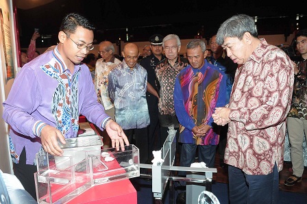 Dr Hafandi (kiri) memberi penerangan kepada Sultan Selangor, Sultan Sharafuddin Idris Shah mengenai kajiannya terhadap tikus dan mencit berkaitan Asid Lemak Omega-3 sambil diperhatikan Naib Canselor UPM,  Prof. Datoâ€™ Dr. Mohd Fauzi Ramlan (dua kanan) se