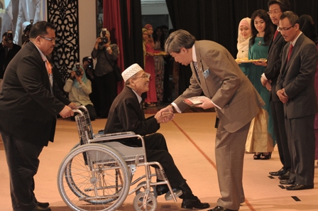 UPM Chancellor, Sultan Sharifuddin Idris Shah presenting the Vice Chancellor Special Award to Prof. Dato' Dr. Yaakob Che Man 